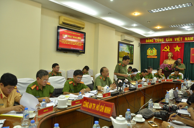 Đại tá Nguyễn Sỹ Quang, Trưởng phòng Tham mưu Công an TPHCM báo cáo kết quả đấu tranh tội phạm trong năm 2016