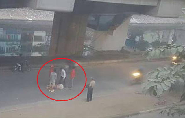 Người đàn ông rơi từ nhà ga đường sắt trên cao xuống nền đường trong sáng nay (6/1) (Ảnh: Nguyen Hong Hai).