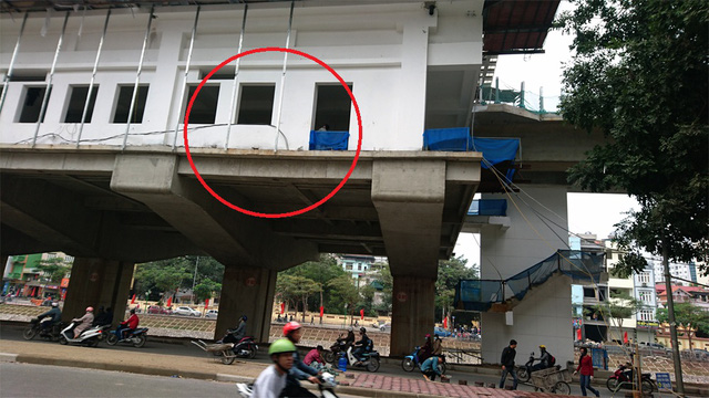   Vị trí người đàn ông rơi từ nhà ga đường sắt trên cao xuống nền đường (vòng tròn đỏ).  