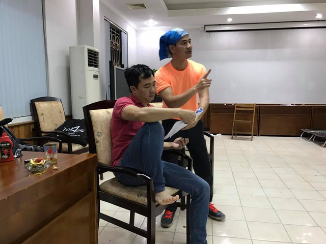 Đạo diễn Đỗ Thanh Hải và Nam Tào Xuân Bắc trong một buổi tập.