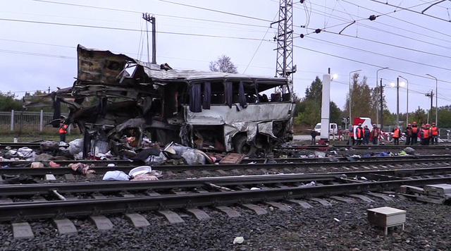   Sự việc xảy ra lúc 3h39 sáng ngày 6/10 tại gần ga Pokrov, vùng Vladimir gần Moscow, Nga. Một tàu hỏa đã đâm nát xe buýt chở khách. (Ảnh: Sputnik)  