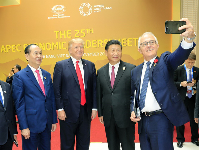   Thủ tướng Australia chụp ảnh tự sướng cùng lãnh đạo các nền kinh tế APEC (Ảnh: Ban tổ chức APEC Việt Nam 2017)  