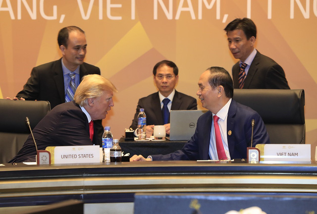   Tổng thống Mỹ Donald Trump và Chủ tịch nước Trần Đại Quang bắt tay bên bàn hội nghị. (Ảnh: Ban tổ chức APEC Việt Nam 2017)  