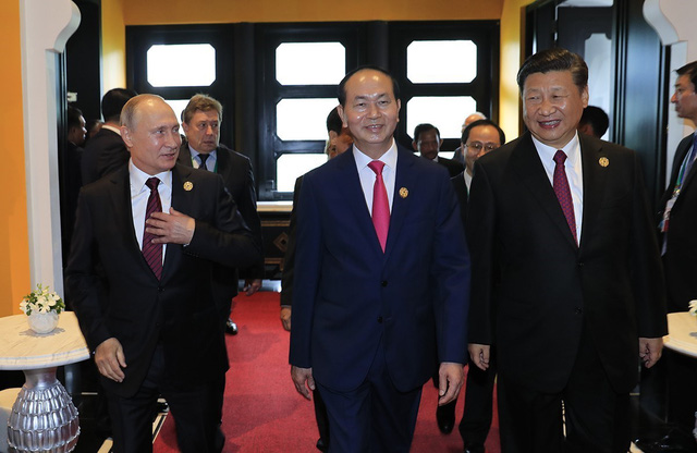   (Từ trái sang phải) Tổng thống Nga Vladimir Putin, Chủ tịch nước Trần Đại Quang và Chủ tịch Trung Quốc Tập Cận Bình bước vào phòng họp cấp cao. (Ảnh: Ban tổ chức APEC Việt Nam 2017)  