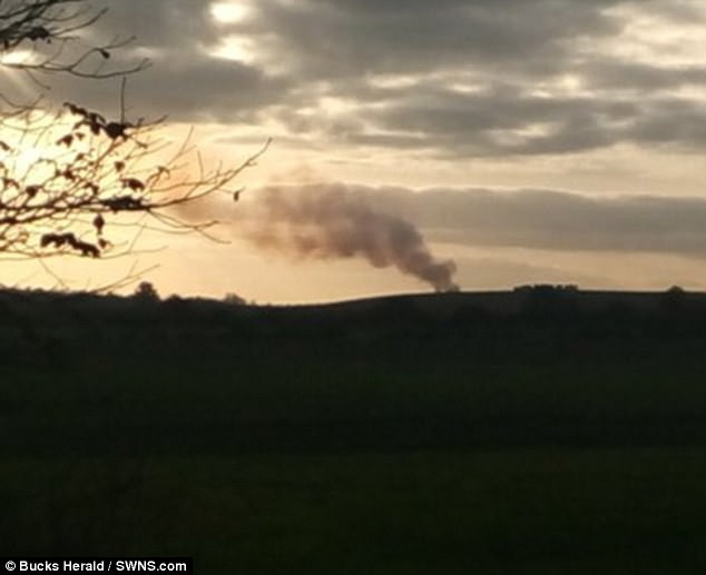 Cột khói đen được nhìn thấy từ hiện trường vụ rơi máy bay (ẢNh: SWNS)