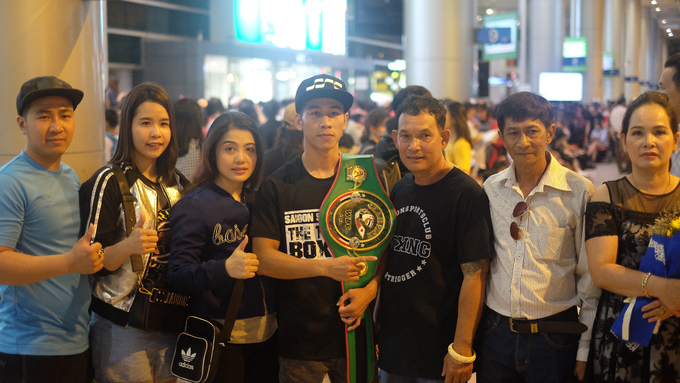 Trần Văn Thảo nâng đai WBC khi trở về Việt Nam