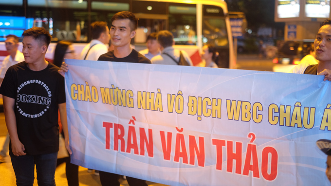 Trần Văn Thảo nâng đai WBC khi trở về Việt Nam