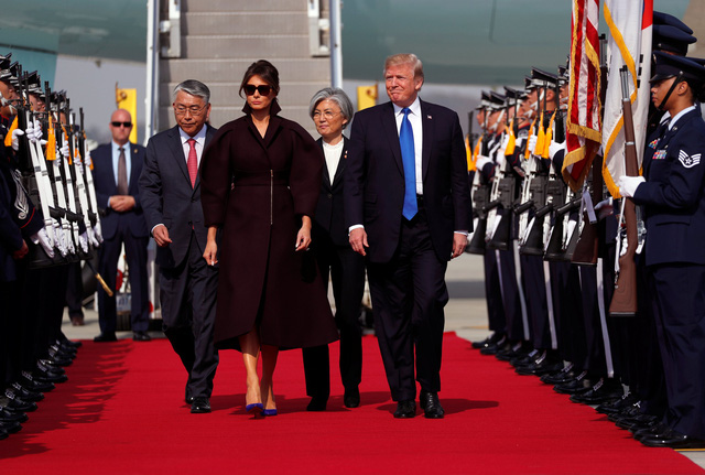 Hàn Quốc trải thảm đỏ đón Tổng thống Donald Trump và phu nhân Melania. Quan chức tiếp đón nhà lãnh đạo Mỹ tại căn cứ không quân Osan là Ngoại trưởng Hàn Quốc Kang Kyung Wha.