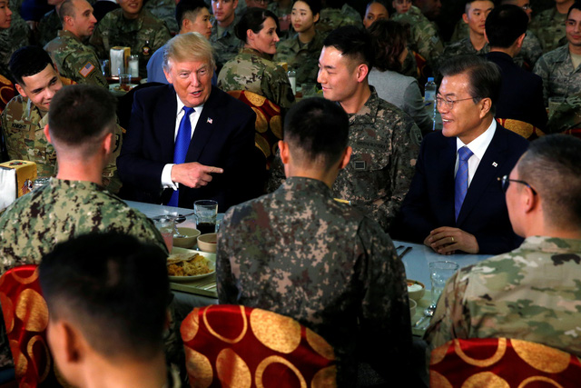 Tổng thống Trump đã ăn trưa cùng các quân nhân Mỹ và Hàn Quốc tại căn cứ Humphreys và nhận được sự chào đón của các binh sĩ.