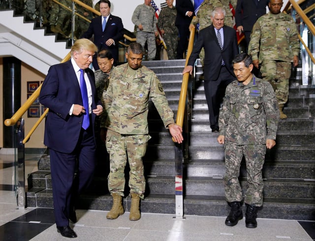 Tổng thống Trump đã gặp gỡ các chỉ huy quân sự tại Trung tâm Chỉ huy Tác chiến Quân đội Số 8 của Mỹ tại căn cứ Humphreys ở Pyeongtaek.