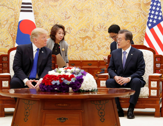 Tổng thống Trump đã có cuộc hội đàm riêng với Tổng thống Moon Jae-in tại Nhà Xanh ở thủ đô Seoul.