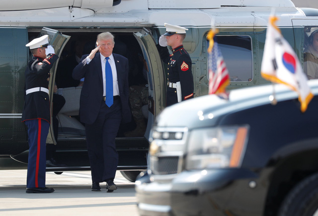 Tổng thống Trump sau đó đã di chuyển bằng trực thăng tới Camp Humphreys, căn cứ quân sự lớn nhất của Mỹ tại Hàn Quốc và cùng người đồng cấp Moon Jae-in gặp gỡ các binh sĩ tại đây.