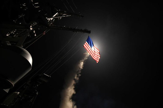 Tàu khu trục USS Porter của Hải quân Mỹ phóng tên lửa hành trình từ Địa Trung Hải để tiêu diệt mục tiêu khủng bố tại Syria hồi tháng 4.