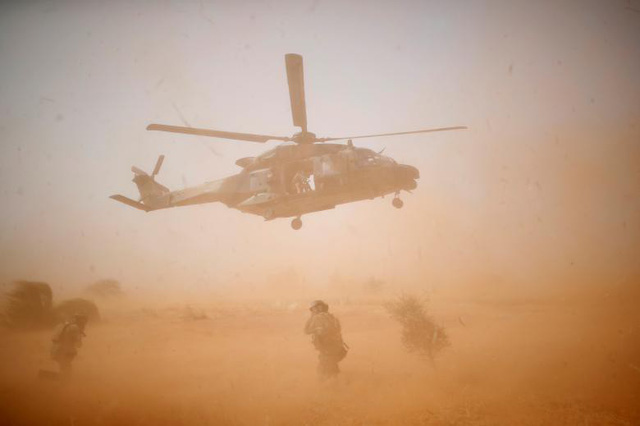 Trực thăng quân sự NH 90 Caiman cất cánh trong chiến dịch chống phiến quân ở Inaloglog, Mali ngày 17/10.