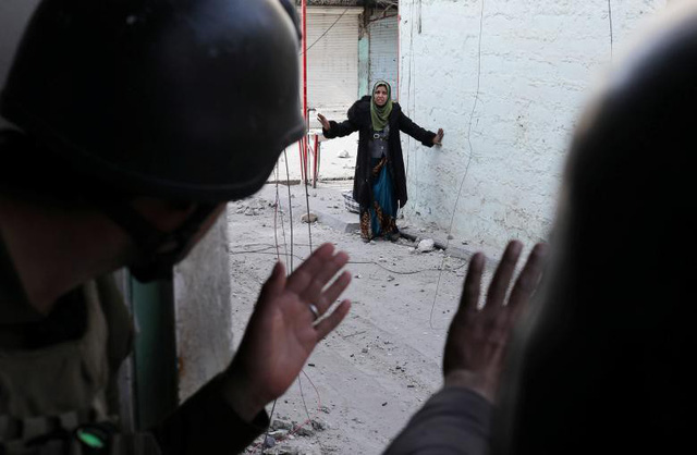 Một người phụ nữ tiến đến gần phía lực lượng đặc nhiệm Iraq trong cuộc đụng độ ở Mosul, Iraq hồi tháng 3.