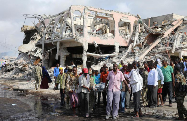 Người dân khiêng thi thể một nạn nhân thiệt mạng sau vụ nổ tại Hodan, Somalia ngày 15/10.