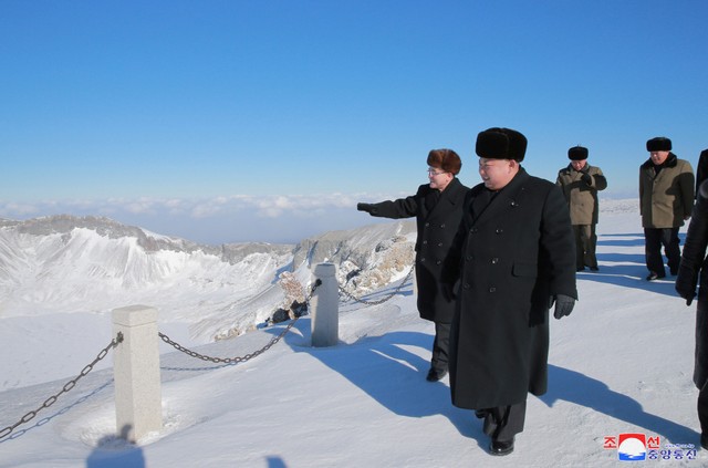 Theo hãng thông tấn quốc gia Triều Tiên (KCNA) đưa tin ngày 9/12, nhà lãnh đạo Kim Jong-un đã tới thăm ngọn núi Paektu cùng các quan chức quân sự cấp cao của Triều Tiên. Đứng trên đỉnh núi, ông Kim Jong-un đã nhắc lại “những ngày tràn đầy cảm xúc khi ông nhận ra sứ mệnh lịch sử vĩ đại của công cuộc xây dựng lực lượng hạt nhân quốc gia”. (Ảnh: Reuters)