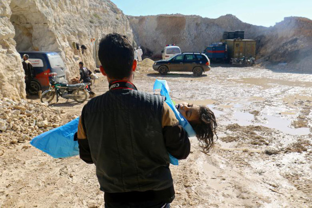 Người đàn ông mang thi thể bé gái bị thiệt mạng nghi do cuộc tấn công bằng khí độc hóa học tại thị trấn Khan Sheikhoun do phiến quân kiểm soát ở Idlib, Syria ngày 4/4.