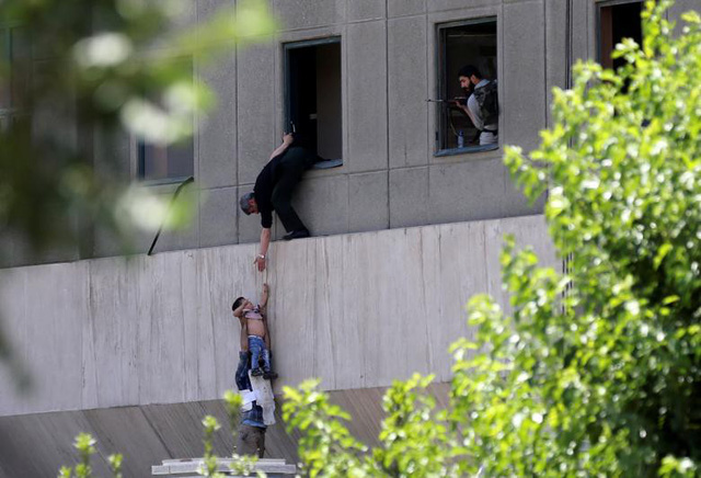 Bé trai được sơ tán khẩn cấp sau một cuộc tấn công nhằm vào tòa nhà quốc hội Iran ở thủ đô Tehran hồi tháng 6.