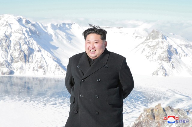 Nhà lãnh đạo Kim Jong-un cho rằng một tượng đài núi Paektu và một cơ sở giáo dục tại đây cần được trang hoàng “để phù hợp với giá trị của ngọn núi cách mạng linh thiêng”. Ngoài ra, ông cũng chỉ đạo trưng bày bút tích của cha ông, cố lãnh đạo Kim Jong-il, “trang trọng hơn” tại núi Paektu. (Ảnh: Reuters)