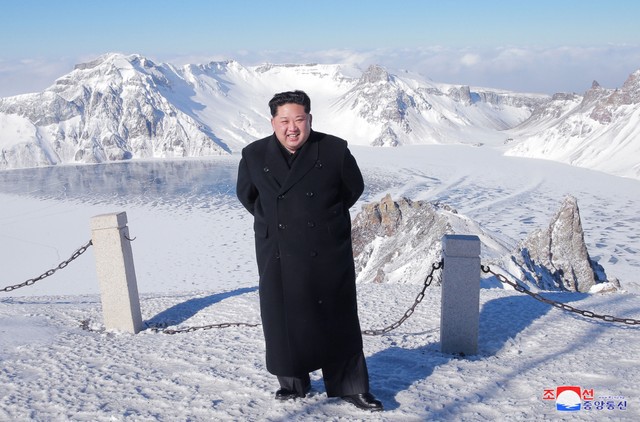 Tới thăm ngọn núi thiêng, ông Kim Jong-un cũng nhấn mạnh sự cần thiết của việc xây dựng một khách sạn mới gần nhà ga Paektu cũng như các cơ sở tiện ích cho khách tham quan. (Ảnh: Reuters)