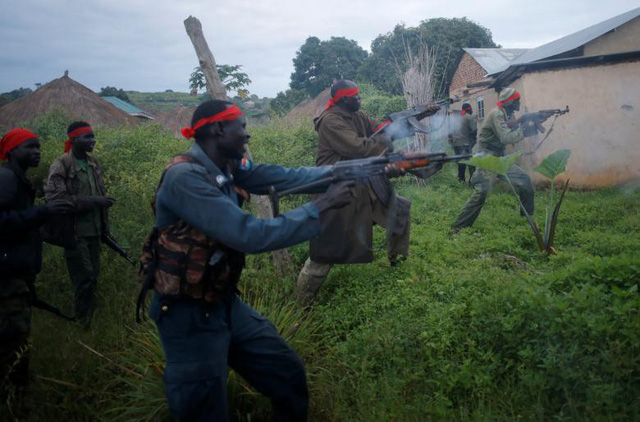 Các tay súng nổi loạn SPLA-IO nã súng về phía quân đội chính phủ Sudan tại thị trấn Kaya giáp biên giới Uganda hồi tháng 8.