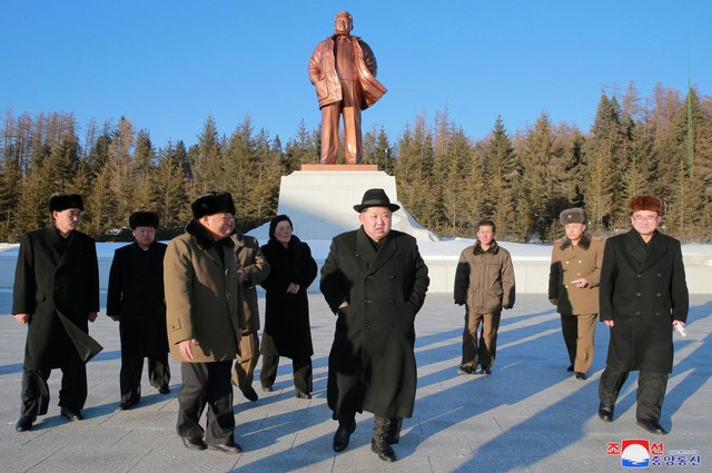 Ông Kim Jong-un đã viếng thăm tượng đài của cố lãnh đạo Kim Jong-il tại Samjiyon và thị sát nhiều công trình tại khu vực này. (Ảnh: Reuters)