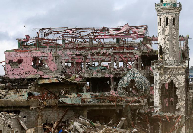 Những ngôi nhà và nhà thờ bị tàn phá nặng nề tại thành phố Marawi, miền nam Philippines khi xảy ra cuộc xung đột giữa quân đội chính phủ Philippines và các tay súng phiến quân thân IS hồi tháng 10.