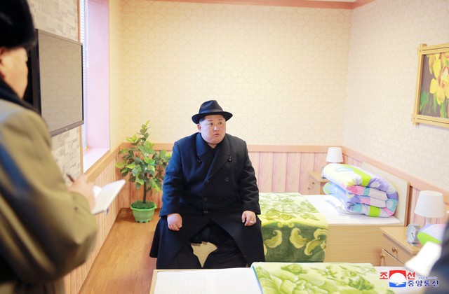 Tháp tùng ông Kim Jong-un trong chuyến thăm tới núi Paektu lần này có Phó Chủ tịch Ủy ban các vấn đề nhà nước thuộc đảng Lao động Triều Tiên Choe Ryong-hae - một trong số các phụ tá thân cận của nhà lãnh đạo Triều Tiên. (Ảnh: Reuters)