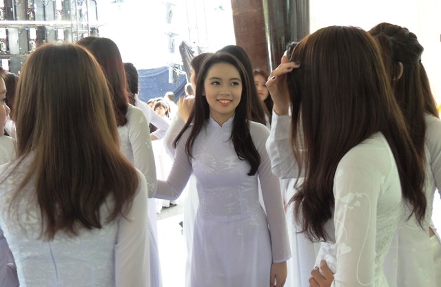 Nữ sinh TPHCM xinh tươi trong tà áo dài trắng truyền thống