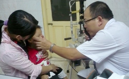 HN bùng phát dịch đau mắt trái mùa, 200 người đến bệnh viện/ngày