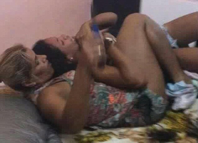   Người vợ và nhân tình đánh nhau trên giường  