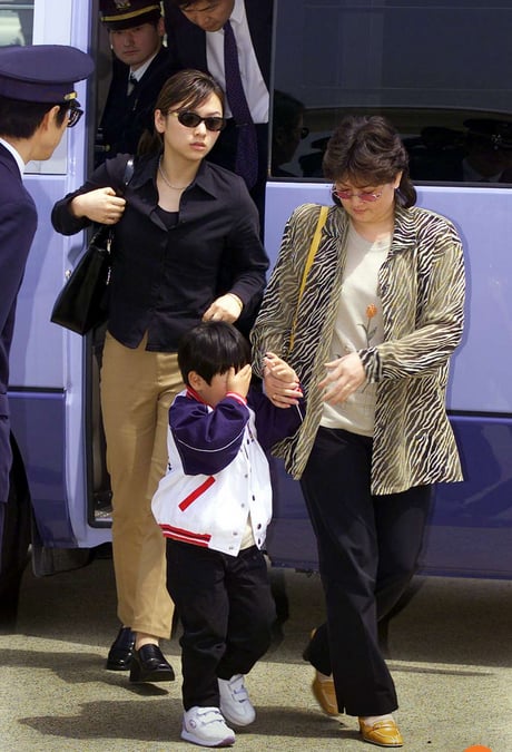 Một người đàn ông được tin là ông Kim Jong-nam đi cùng 2 phụ nữ và một bé trai vào năm 2001 (Ảnh: AP)
