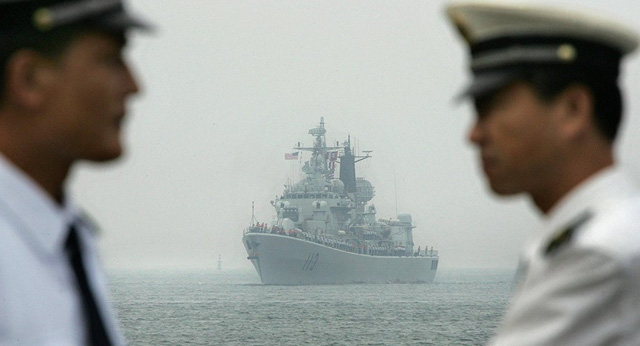Tàu chiến USS Curtis Wilbur của Mỹ di chuyển ở gần cảng Trung Quốc (Ảnh: Sputnik)