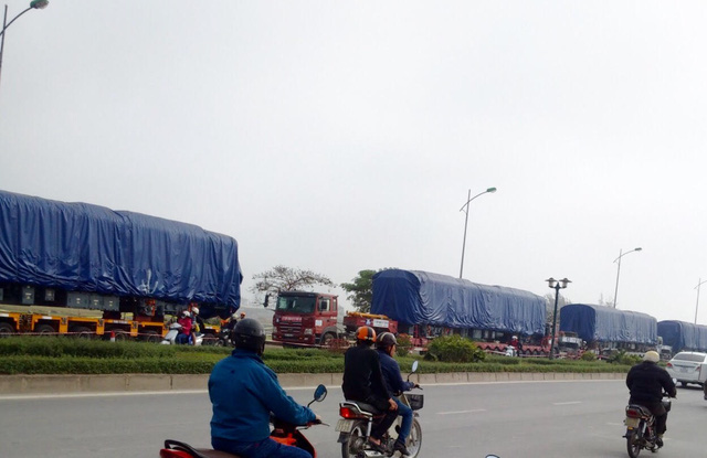 Đoàn tàu Cát Linh - Hà Đông đầu tiên đã về Hà Nội và đang được tập kết trên đường Lê Trọng Tấn - Văn Phú