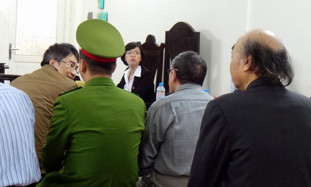 Giang Kim Đạt tranh thủ hỏi thăm bố (áo đen) trước giờ tuyên án