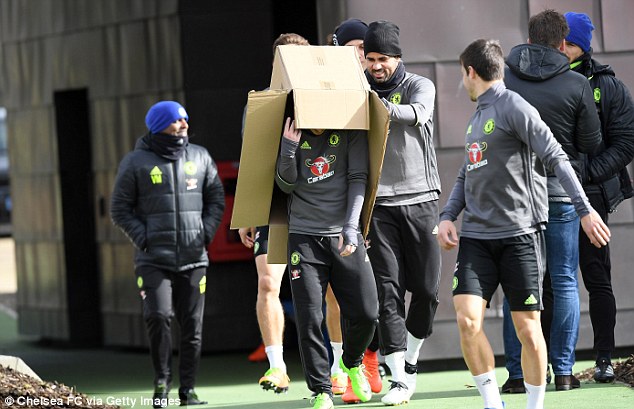   Costa đã anh chóng hỗ trợ đồng đội để đóng gói Hazard. Các cầu thủ Chelsea khá khá bất ngờ với trò đùa của hai cầu thủ người Tây Ban Nha  