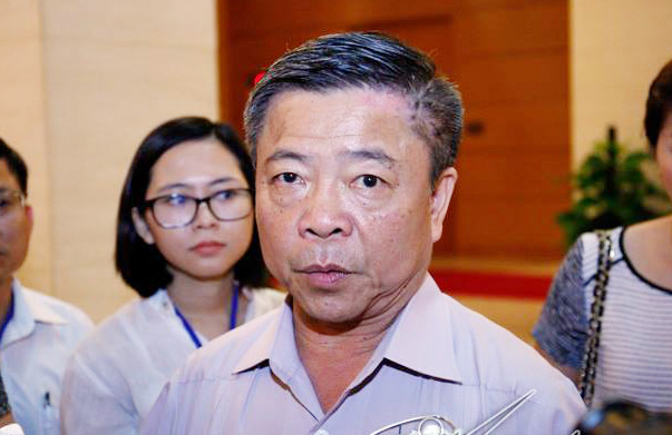 Ông Võ Kim Cự trong vòng vây phóng viên sau lần Chủ tịch Quốc hội nhắc nhở về né tránh báo chí.