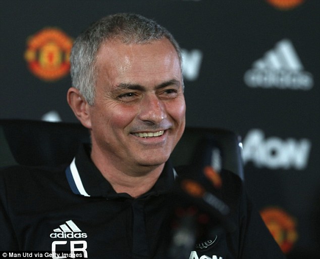Mourinho mặc áo in tên của Ranieri trong buổi họp báo
