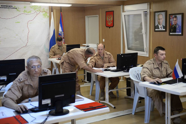 Những người lính làm việc bên trong trụ sở của Trung tâm hòa giải Syria