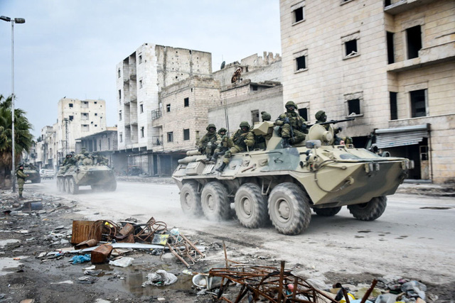 Các binh lính Nga đang làm nhiệm vụ rà phá bom mìn ở Aleppo