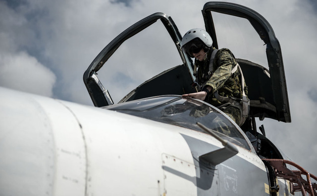   Nga bắt đầu tiến hành các chiến dịch không kích chống IS ở Syria từ ngày 30/9/2015 theo đề nghị của Tổng thống Syria Bashar Assad. Ngoài nhắm mục tiêu đến các phần tử khủng bố, Nga cũng cung cấp các chương trình viện trợ nhân đạo cho Syria, giúp rà phá bom mìn ở các khu vực đã được giải phóng và giám sát các cơ chế ngừng bắn tại quốc gia Trung Đông này. Trong ảnh: Phi công Nga lái máy bay Sukhoi Su-24 Fencer chuẩn bị xuất kích từ căn cứ không quân Hmeymim ở Latakia, Syria.  