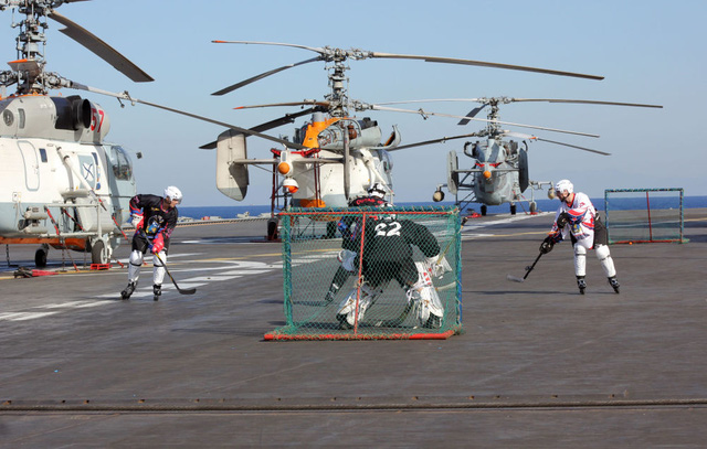 Lính Nga chơi khúc côn cầu trên boong tàu sân bay Đô đốc Kuznetsov, vốn đang thực hiện sứ mệnh chống khủng bố từ ngoài khơi Địa Trung Hải