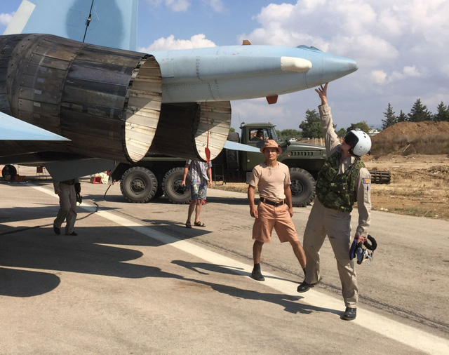 Phi công Nga đang kiểm tra chiến đấu cơ Su-30 trước khi xuất kích tại căn cứ không quân Hmeymim