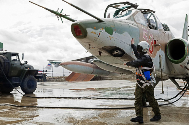 Máy bay ném bom Sukhoi Su-25 thuộc Không quân Nga chuẩn bị cất cánh từ căn cứ Hmeymim để quay trở về Nga