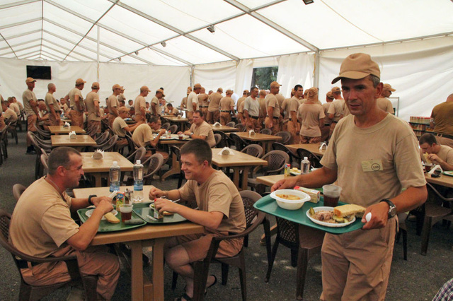Những người lính ăn trưa tại căn cứ không quân Hmeymim