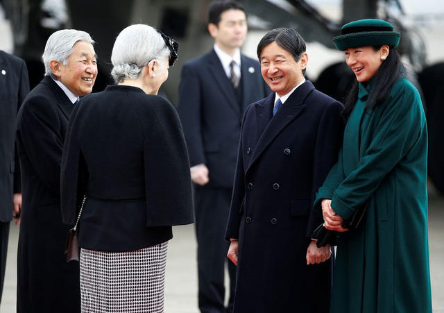   Nhật Hoàng Akihito và Hoàng hậu Michiko trò chuyện với Hoàng Thái tử Naruhito và Công nương Masako tại sân bay Haneda ở thủ đô Tokyo sáng ngày 28/2. (Ảnh: Reuters)  