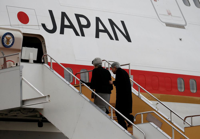   Nhà vua và Hoàng hậu Nhật Bản lên máy bay để chuẩn bị rời Tokyo. (Ảnh: Reuters)  