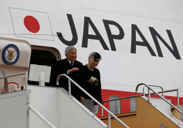   Nhật Hoàng Akihito và Hoàng hậu Michiko vẫy tay chào mọi người trước khi bước vào bên trong máy bay. (Ảnh: Reuters)  