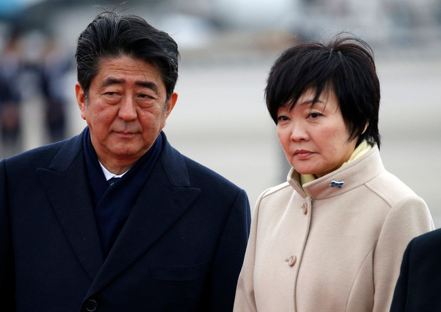   Thủ tướng Nhật Bản Shinzo Abe và phu nhân Akie cũng ra tận sân bay để tiễn Nhà vua và Hoàng hậu.  